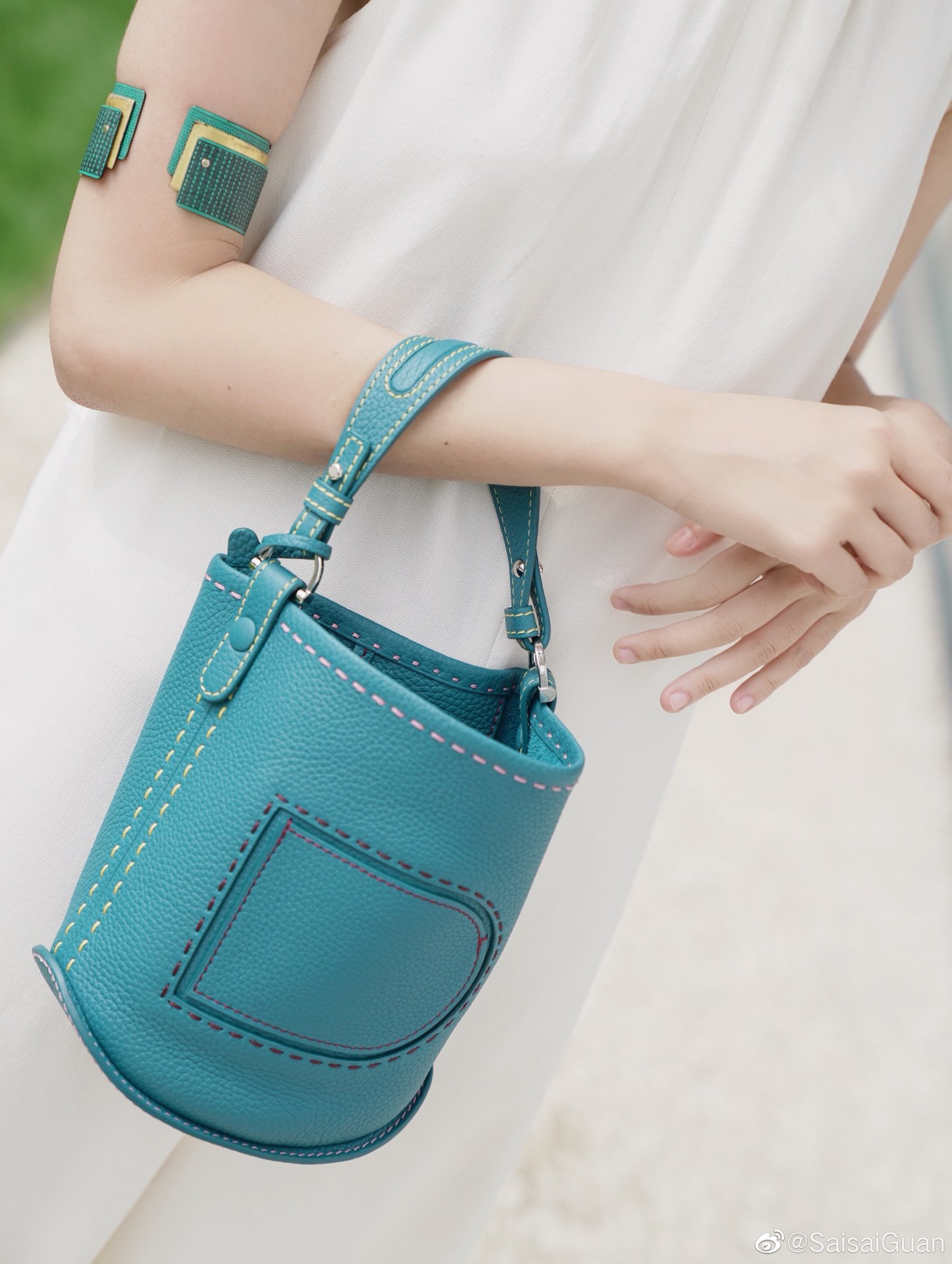 델보 팽 미니 버킷 크로스백